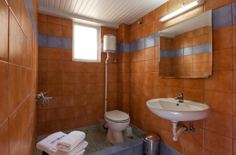 Triple Room with Private Bathroom image 2