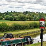 Narrowboat at Weedon