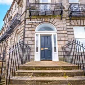 Flat with Majestic views in West End Wonderland