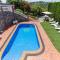 Foto: Lloret de Mar Villa Sleeps 8 Pool Air Con WiFi 22/59