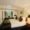 Ambassade Hotel