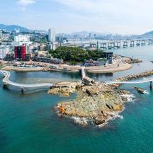 海洋中的一个岛屿，背景是一座城市