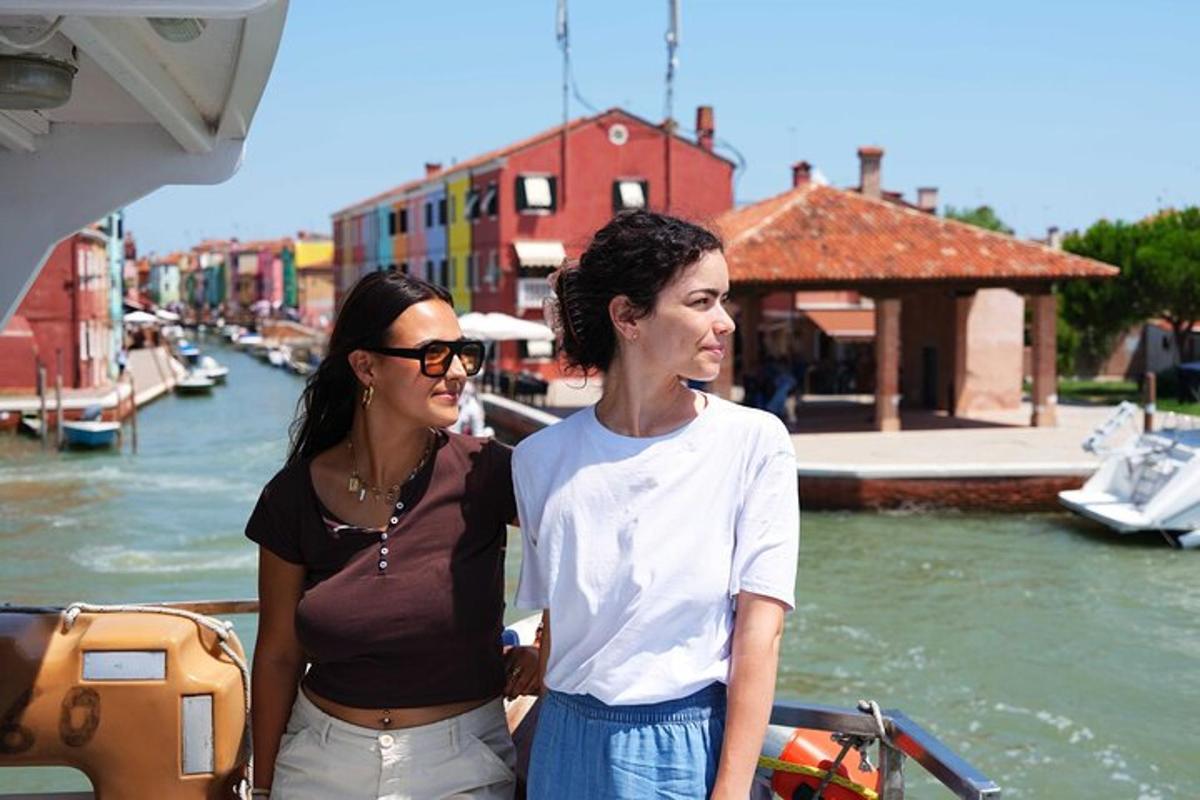 Dos mujeres de pie en un barco en un canal