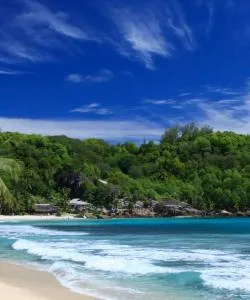 Krásný pohled na město Beau Vallon, které je mezi našimi zákazníky oblíbené