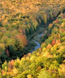 Chippewa County International Airportからアクセスできるスーセントマリーの美しい景色