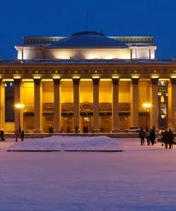 Красивый вид города Новосибирск; город обслуживается аэропортом Международный аэропорт Толмачево