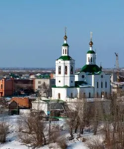 Красивый вид города Тюмень; город обслуживается аэропортом Международный аэропорт «Рощино»