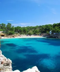 Una bonita panorámica de Cala d'Or