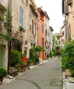 A beautiful view of Ury – a popular city among our users