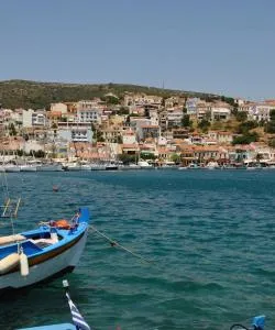 Una bonita panorámica de Pythagoreio, una ciudad popular entre nuestros usuarios