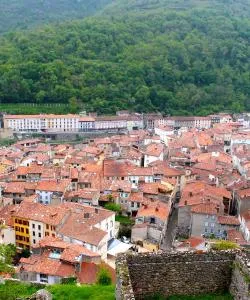 Uma linda vista de: Foix. Essa cidade é muito procurada por nossos clientes