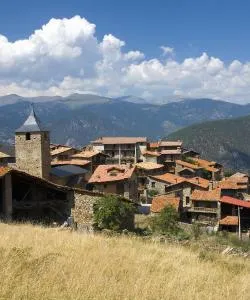 Krásný pohled na město La Seu d'Urgell (spojení přes Letiště Pyrenees-La Seu d'Urgell)