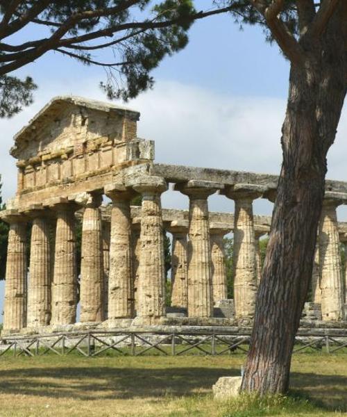 Krásný pohled na město Paestum