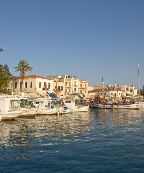 Krásný pohled na město Aegina