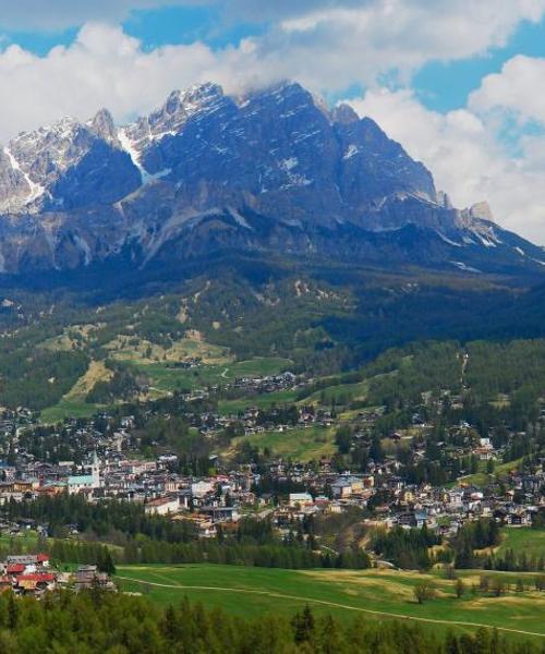 Una bonita panorámica de Cortina dʼAmpezzo