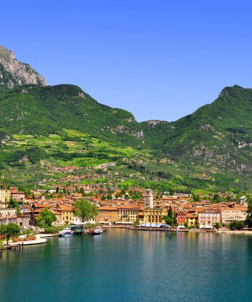 Una bellissima vista di Riva del Garda