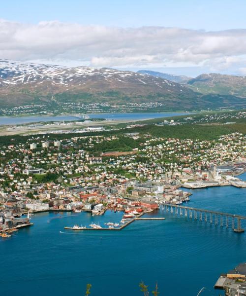 Krásný pohled na město Tromsø (spojení přes Letiště Tromso, Langnes)