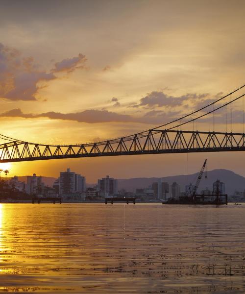 Uma linda vista de: Florianópolis. Essa cidade é muito procurada por nossos clientes