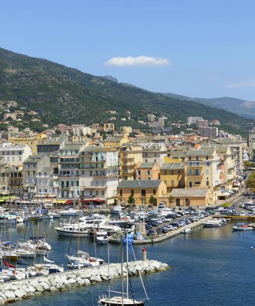 Krásný pohled na město Bastia