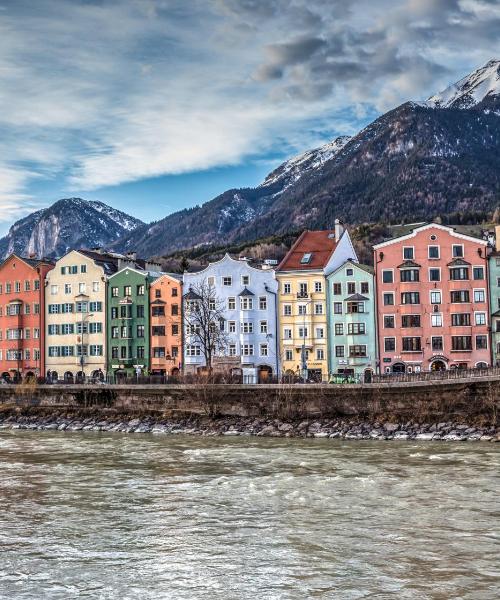 Krásný pohled na město Innsbruck (spojení přes Letiště Kranebitten)