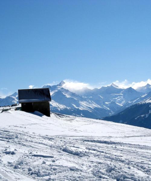 Prelep pogled na grad Kran-Montana