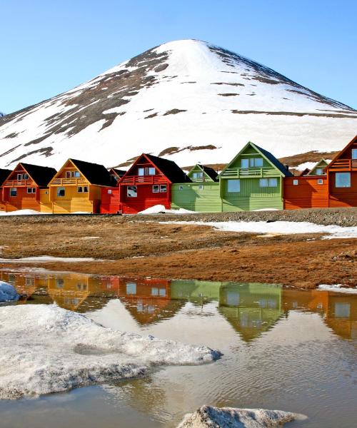 Et smukt billede af Longyearbyen – en by der er populær blandt vores brugere