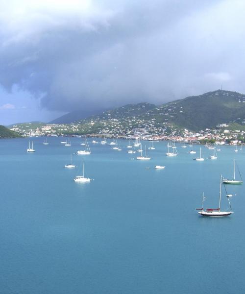 Krásný pohled na město Charlotte Amalie