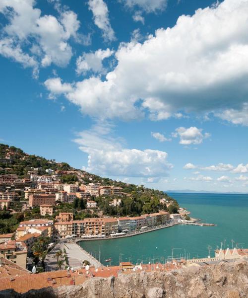 Piękny widok na miasto Porto Santo Stefano