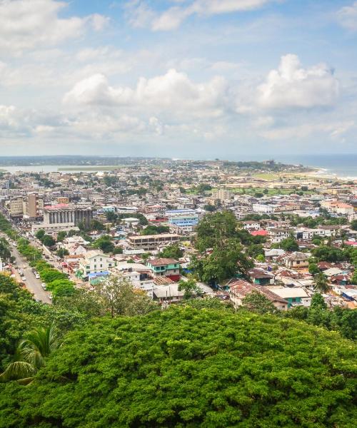 Una panoràmica bonica de Monròvia, que és a prop de Aeroport internacional Roberts