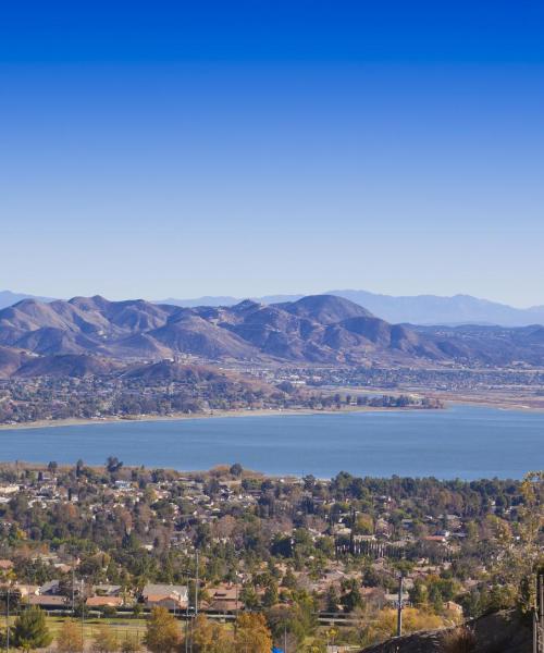 Una bonita panorámica de Lake Elsinore