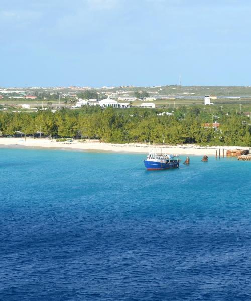 Kaunis näkymä kaupunkiin Grand Turk