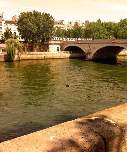 Una bonita panorámica de Mantes-la-Jolie