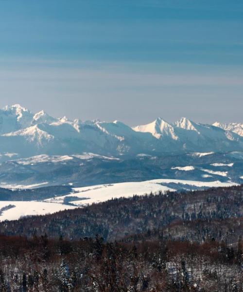 Krásny pohľad na mesto Nowy Targ