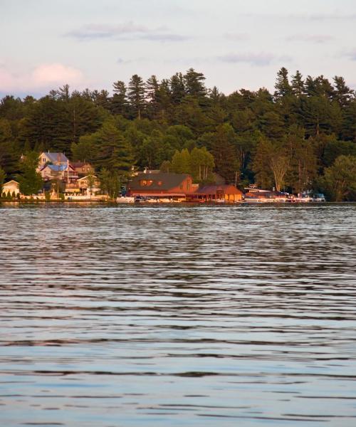 Et flott bilde av Saranac Lake, en by som er populær blant brukerne våre