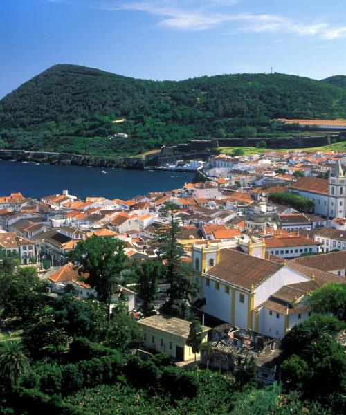 Uma bela vista de Angra do Heroísmo – uma cidade popular entre os nossos utilizadores