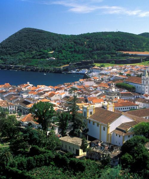 Uma linda vista de: Angra do Heroísmo. Essa cidade é muito procurada por nossos clientes