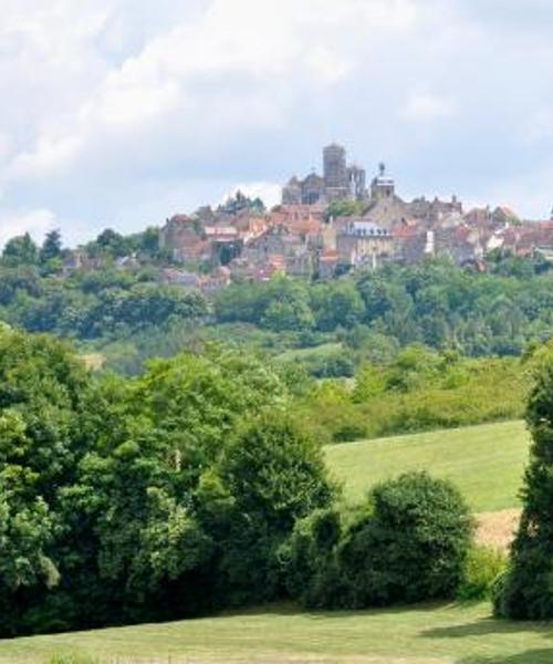 Una bellissima vista di Avallon