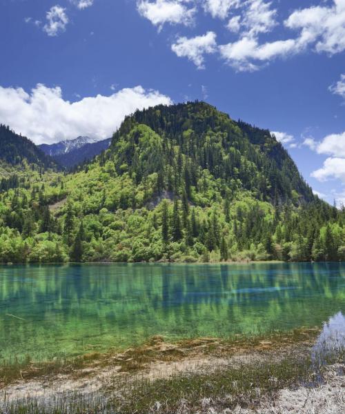 Piękny widok na miasto Jiuzhaigou