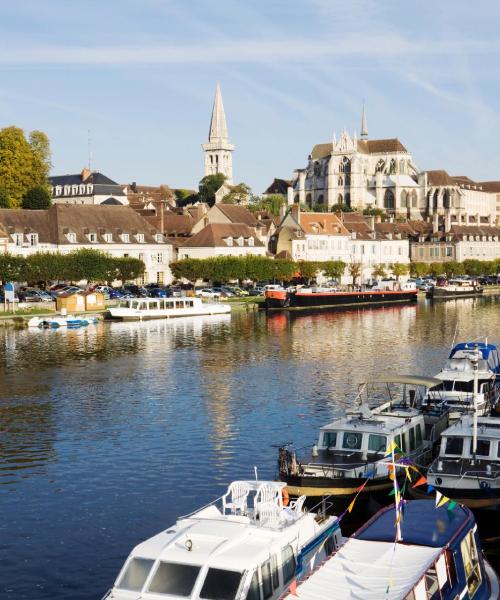 Krásny pohľad na mesto Auxerre