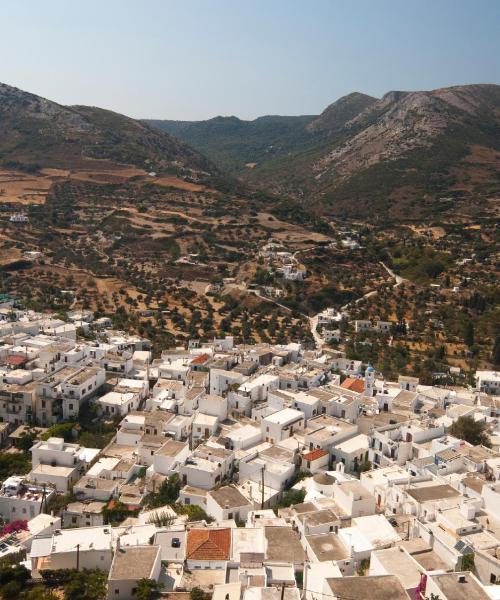 Krásný pohled na město Skyros (spojení přes Státní letiště Skyros Island )