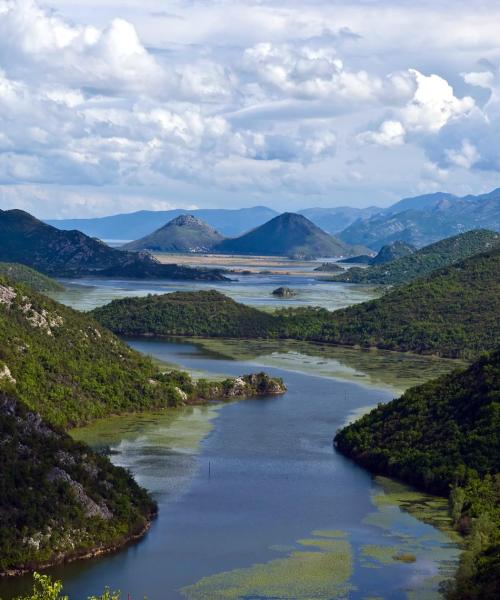 Krásný pohled na město Skadar