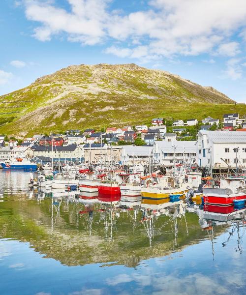 Piękny widok na miasto Honningsvåg – miasto popularne wśród naszych użytkowników