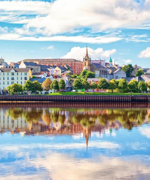 Et smukt billede af Derry – en by der er populær blandt vores brugere