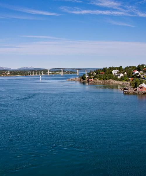 Krásný pohled na město Finnsnes