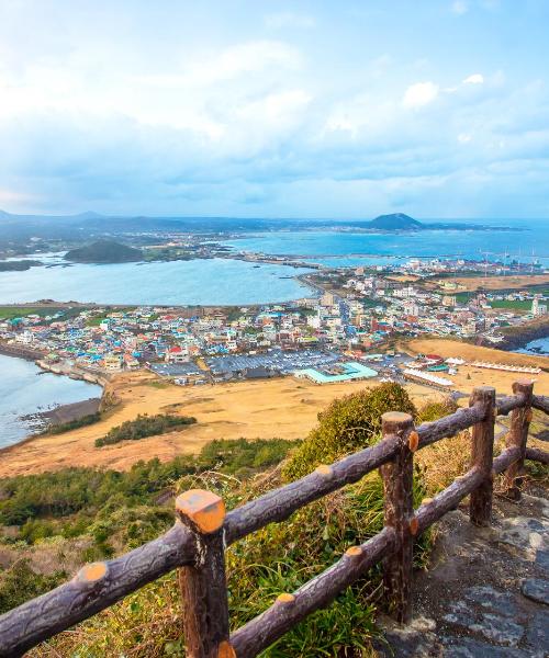 제주도 여행을 계획하기 위한 명소 10곳을 소개합니다: 한라산 국립공원, 성산일출봉, 섭지코지, 만장굴, 우도, 추자도, 국립제주박물관, 협재해수욕장, 중문관광단지, 천지연폭포.