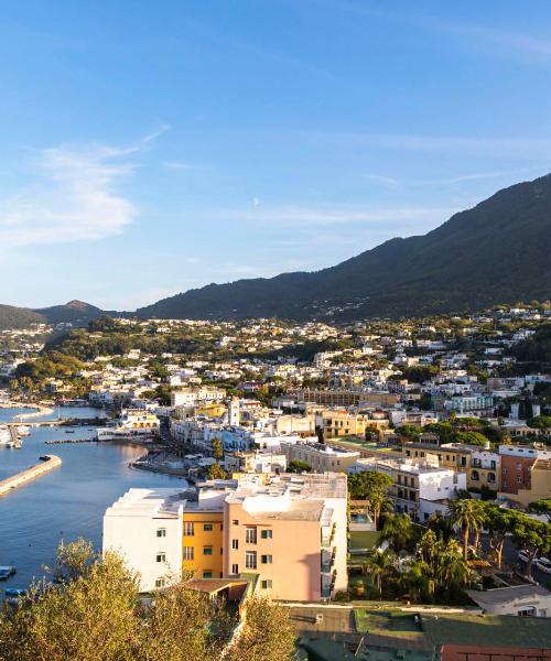 Krásný pohled na město Ischia