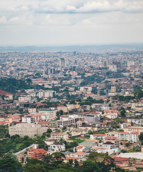 Una bellissima vista di Yaoundé, città popolare tra i nostri utenti