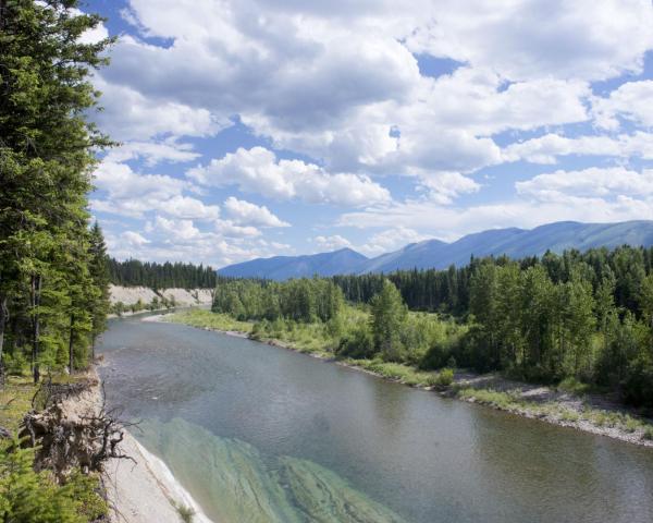 Una bonita vista de Columbia Falls