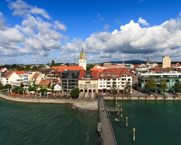 Krásný pohled na město Friedrichshafen