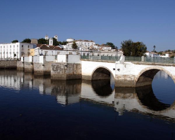 Krásny pohľad na mesto Tavira